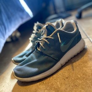 nike roshe run baby blue
